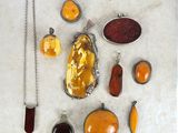 une photo montrant une collection de bijoux posés sur une table