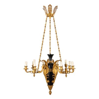 un lustre noir et doré suspendu à une chaîne