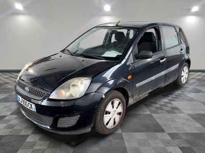 la photo d'une petite voiture noire garée dans un garage