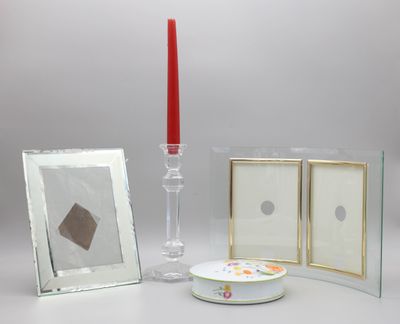 une bougie, un cadre photo et une photo posés sur une table