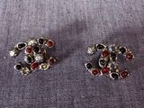 deux paires de boucles d'oreilles ornées de pierres rouges et noires