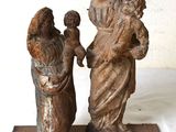 statue représentant une femme tenant un enfant dans ses bras et un homme tenant un bébé