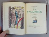une personne tenant un livre sur lequel figure l'image d'un homme et d'une femme