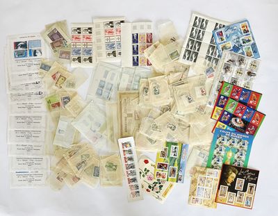 beaucoup de timbres et d'enveloppes sur la table
