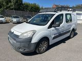 la camionnette blanche est garée dans un parking avec d'autres voitures