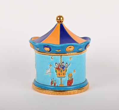 une boîte bleue et orange sur laquelle figure un carrousel