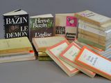plusieurs livres sont empilés sur une table