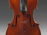 un vieux violon sur lequel repose un archet