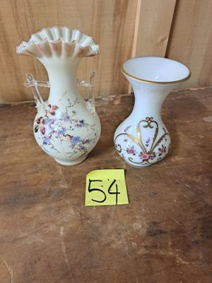 deux vases posés par terre l'un à côté de l'autre