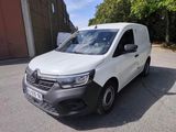 la camionnette blanche est garée sur le côté de la route