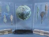 une vitrine contenant divers objets