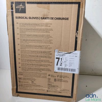 une boîte ouverte de gants chirurgicaux posée sur une table