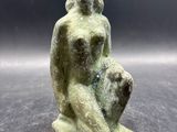 une image représentant une statue d'une femme tenant un chien dans ses bras