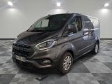 La nouvelle fourgonnette Ford Transit est garée dans une grande pièce.