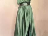 une robe verte sur un mannequin, un mannequin, un mannequin, un mannequin, un mannequin, un mannequin, un mannequin, un mannequin, un mannequin