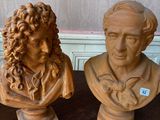 deux bustes posés sur une table