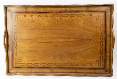 un vieux plateau en bois orné d'un motif décoratif