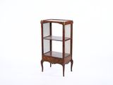 une petite étagère en bois avec des tablettes en verre
