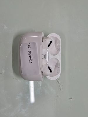 des AirPods blancs avec un câble de recharge attaché