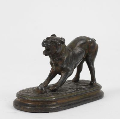 statue en bronze d'un chien sur un socle en bois sur fond blanc