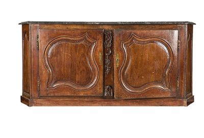 une armoire en bois à deux portes avec un plateau en marbre