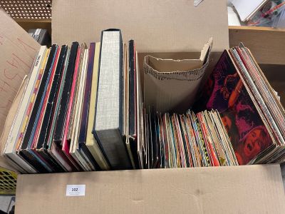 une boîte en carton remplie de disques de différentes couleurs
