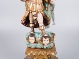une image représentant la statue d'un homme sur un socle