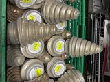 une caisse verte remplie d'une multitude de casseroles et de poêles en métal