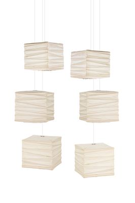 trois lampes blanches suspendues au plafond sur un fond blanc