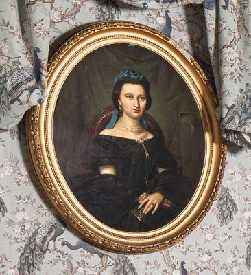 un tableau représentant une femme en robe noire accroché au mur