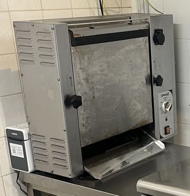 une photo d'un four grille-pain dans une cuisine professionnelle