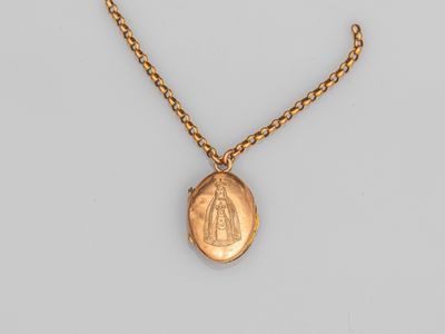 un collier en or avec une pièce de monnaie sur une chaîne