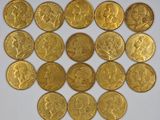 gros plan d'une pile de pièces d'or sur une surface blanche