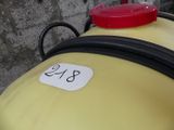 une valise jaune avec un couvercle rouge et un numéro dessus