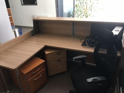 un bureau avec une chaise et un ordinateur dessus