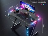 une photo d'un bureau de gaming équipé d'un écran, d'un clavier et d'une souris