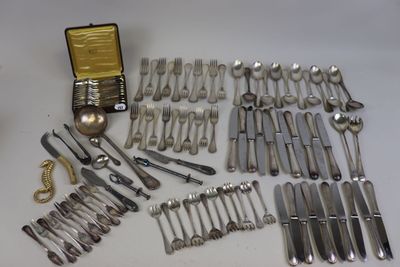 beaucoup d'argenterie sur une table avec un coffret