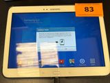 La tablette Samsung est posée sur une table, avec une étiquette de prix