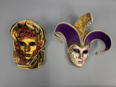 deux masques posés sur une table