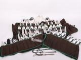 de nombreuses cuillères et couverts dans un coffret marron et vert