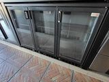 une photo d'une cuisine professionnelle équipée d'armoires en acier inoxydable