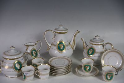 beaucoup de vaisselle blanche et verte sur une table