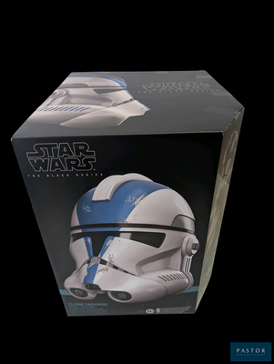 une boîte contenant un casque de Star Wars