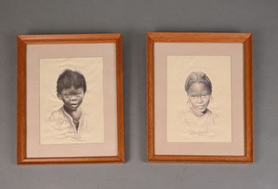 deux portraits encadrés représentant une femme et un homme, accrochés au mur