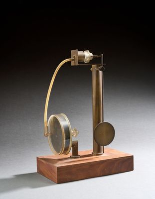 une image représentant une horloge posée sur un socle en bois