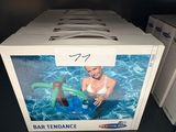 une boîte sur laquelle figure la photo d'une femme en bikini