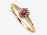 une bague en or avec un rubis et des diamants
