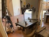 une machine qui se trouve à l'intérieur d'un bâtiment