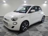 une photo d'une Smart blanche dans un showroom