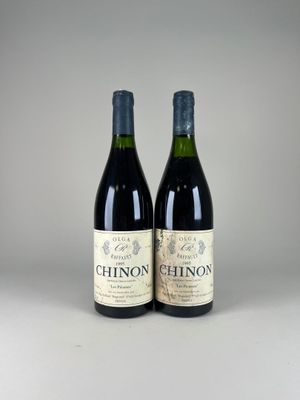 deux bouteilles de vin posées l'une à côté de l'autre sur une table